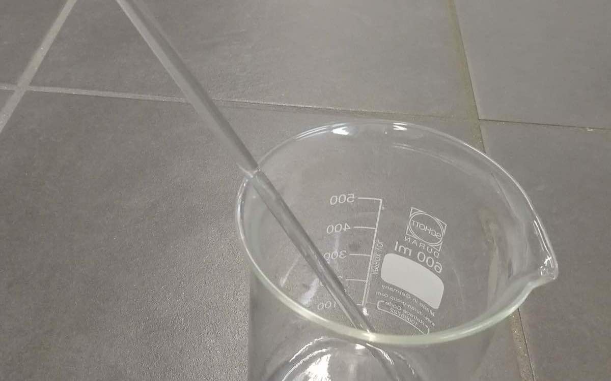 Kurze Peptidkette mit vier markierten Positionen