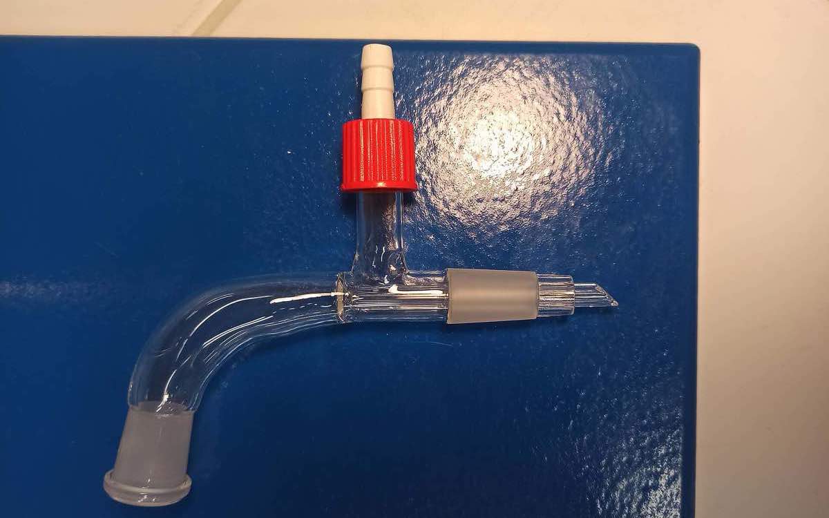 Kurze Peptidkette mit drei markierten Positionen