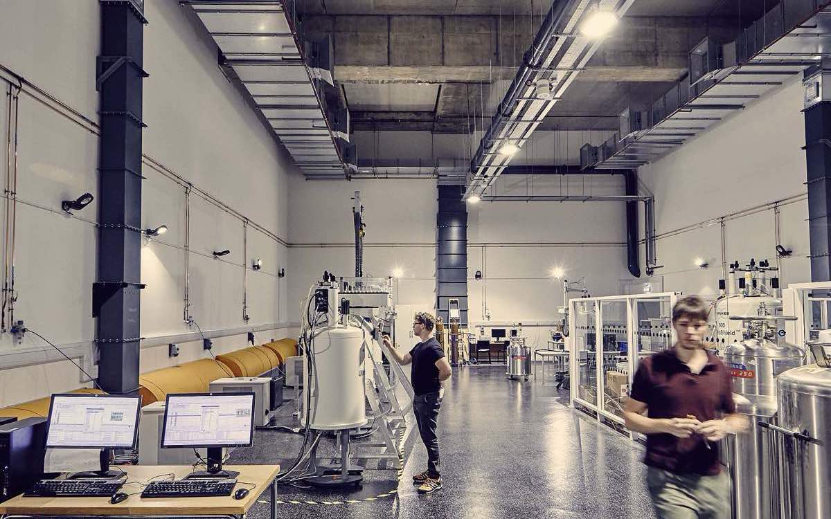 Zertifikatsplatte mit vollständigen Datenzeilen und Siegel