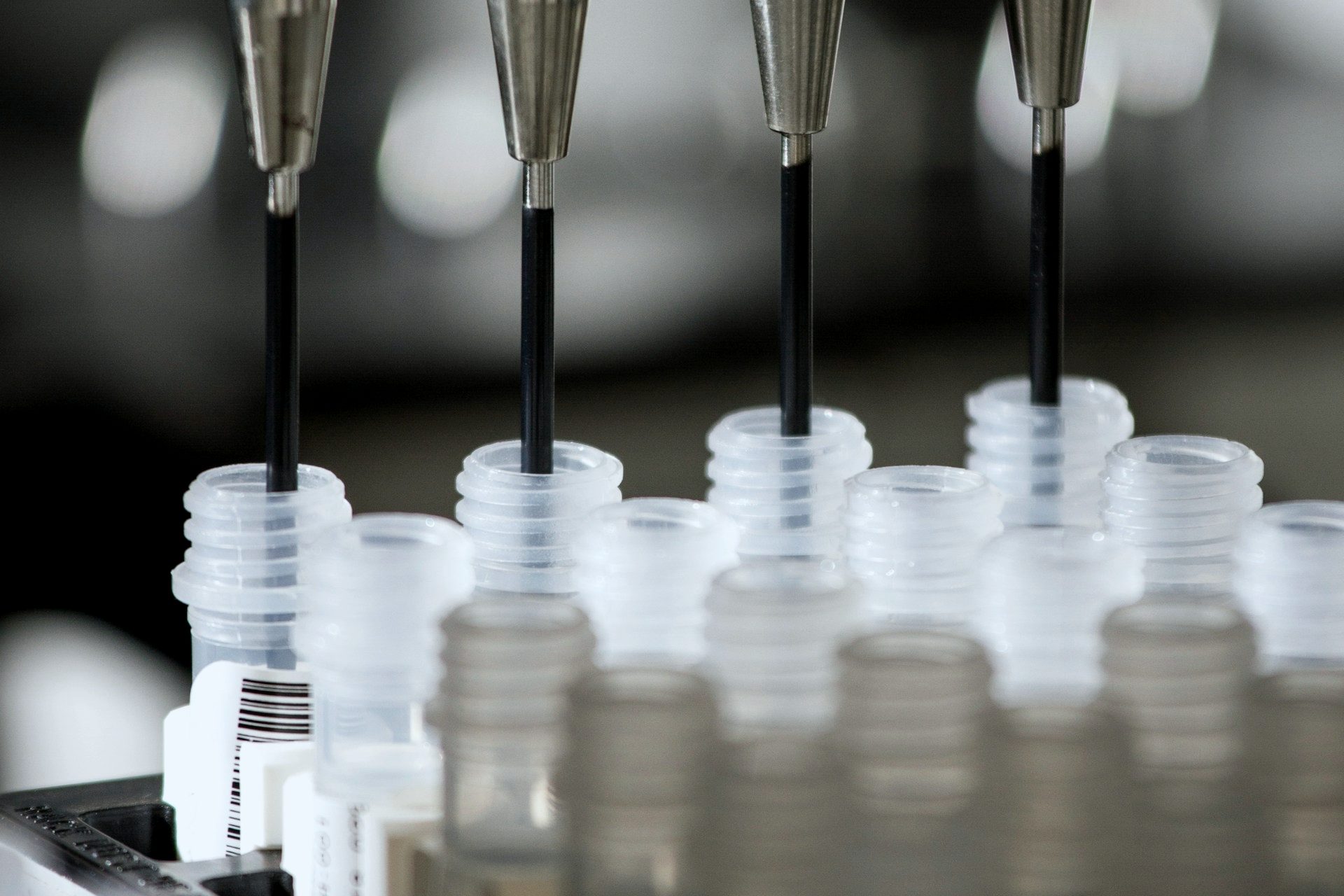 Automatisierter Liquid Handler dosiert abgemessene Volumina in ein Rack mit Probenvials